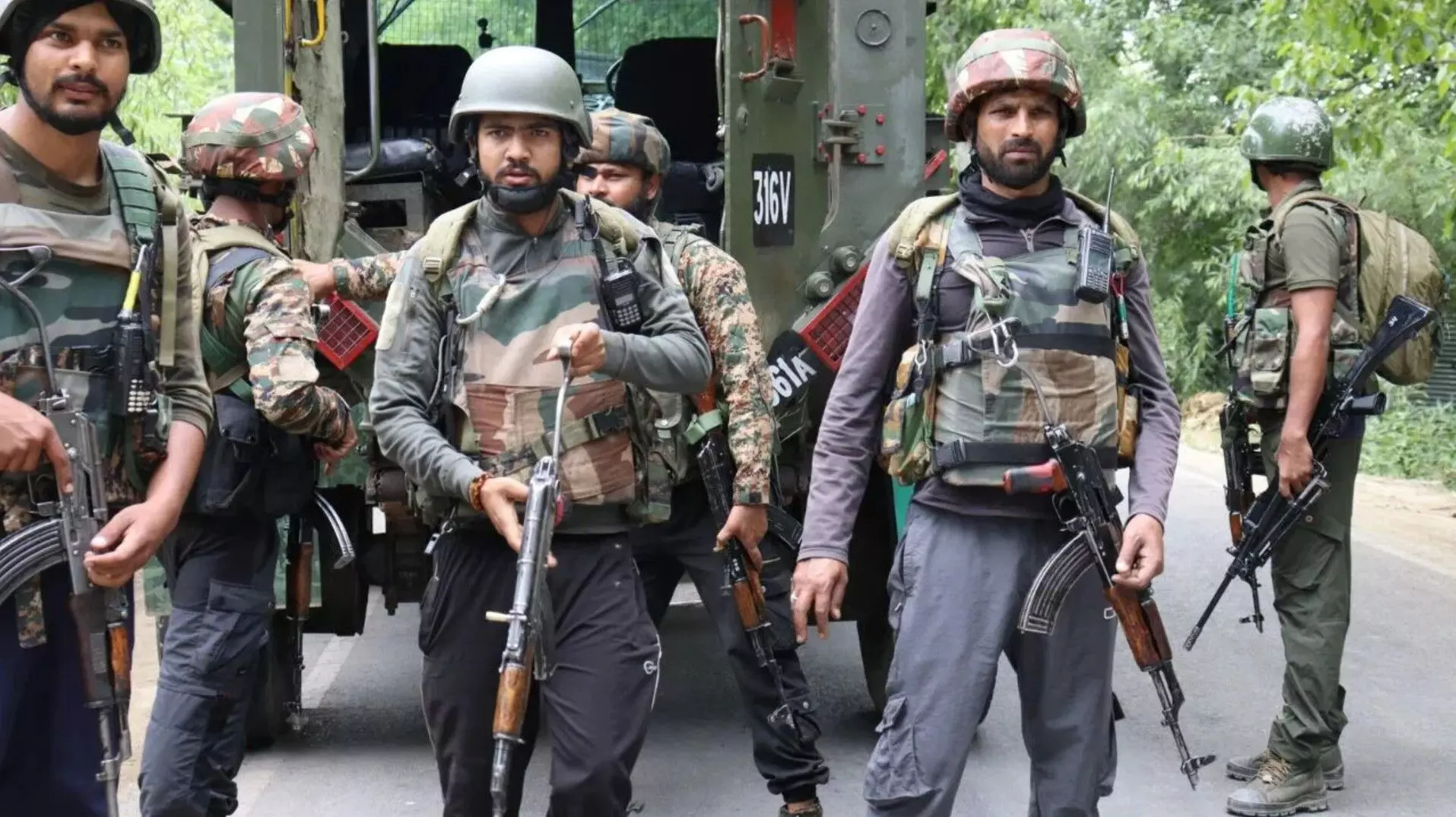 Kulgam Atanki Hamla News: जम्मू-कश्मीर के बीच कुलगाम में के आतंकी हमले में एक जवान शहीद, सर्च ऑपरेशन जारी