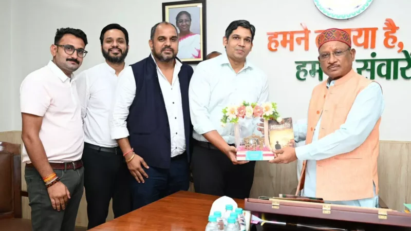 Raipur News: मुख्यमंत्री साय को डॉ पंकज द्विवेदी ने भेंट की अपनी स्वरचित किताब 'द पॉसिबिलिटी'