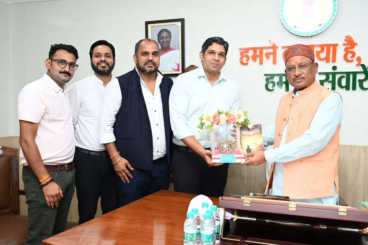 Raipur News: मुख्यमंत्री साय को डॉ पंकज द्विवेदी ने भेंट की अपनी स्वरचित किताब 'द पॉसिबिलिटी'