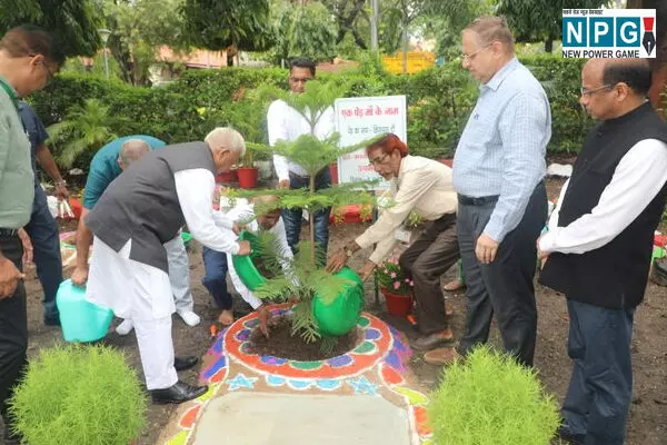 MP News: एक पेड़ माँ के नाम: राज्यपाल मंगुभाई पटेल ने लगाया पौधा, कहा – सुरक्षित भविष्य के लिए पौध-रोपण ज़रूरी