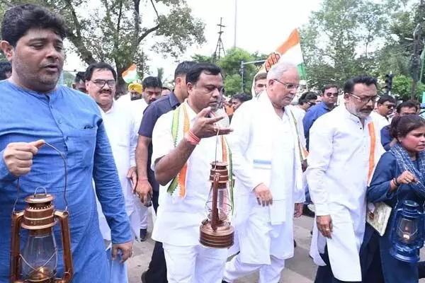Chhattisgarh News: CG लालटेन लेकर सड़क पर निकले पीसीसी चीफ बैज और पूर्व मुख्‍यमंत्री भूपेश, जानिये… क्‍या है मामला