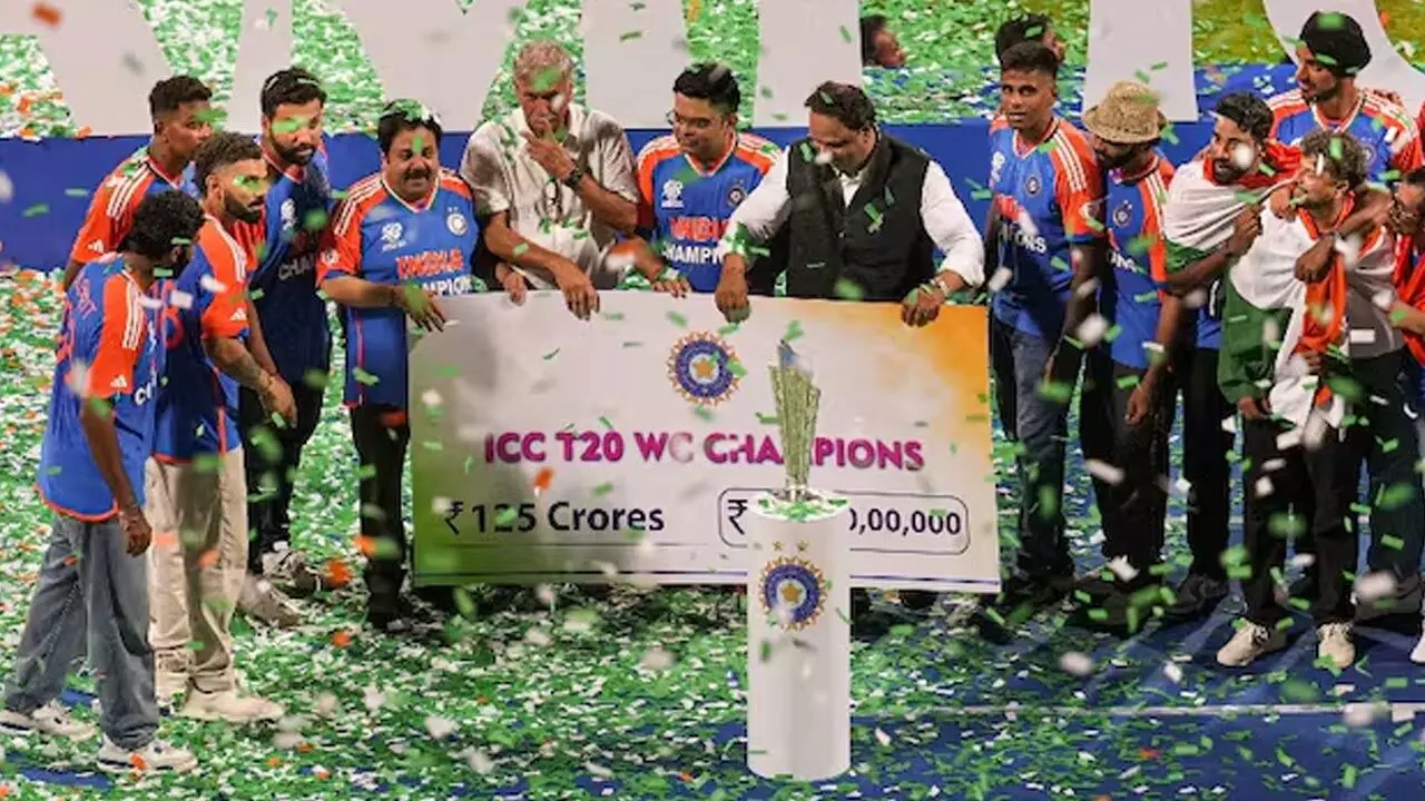 Team India Prize Money: टीम इंडिया में ऐसे होगा 125 करोड़ की प्राइज मनी का बंटवारा? ये 7 खिलाड़ी बने करोड़पति, यहां जानिए किसे मिले, कितने रुपये…