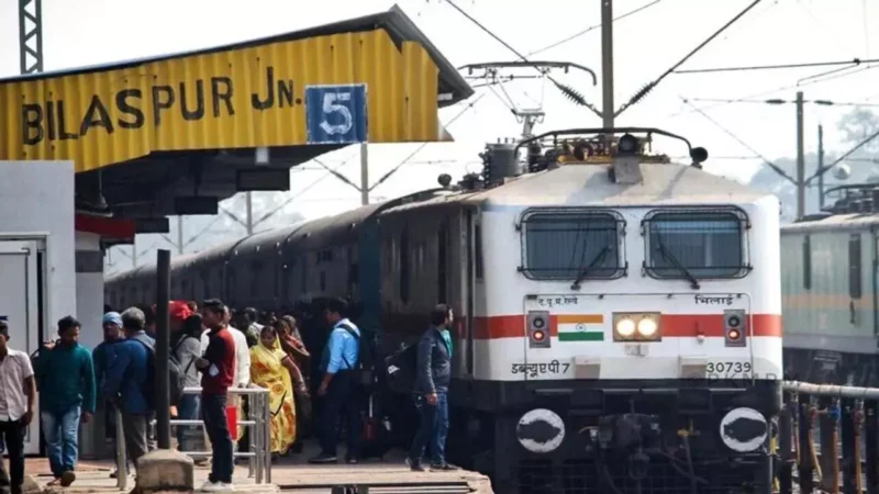 SEC Railway: ट्रेनों की महिला चालकों के लिए अब इंजिन में शौचालय, बिलासपुर रेलवे जोन के 356 इंजिनों में लगा AC…