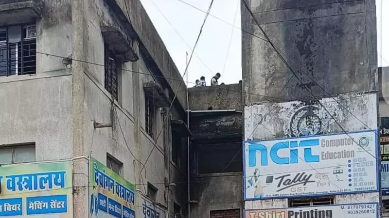 Korba News: पहले गला काटा, फिर आत्महत्या करने तीन मंजिला कांप्लेक्स से युवक ने लगा दी छलांग…