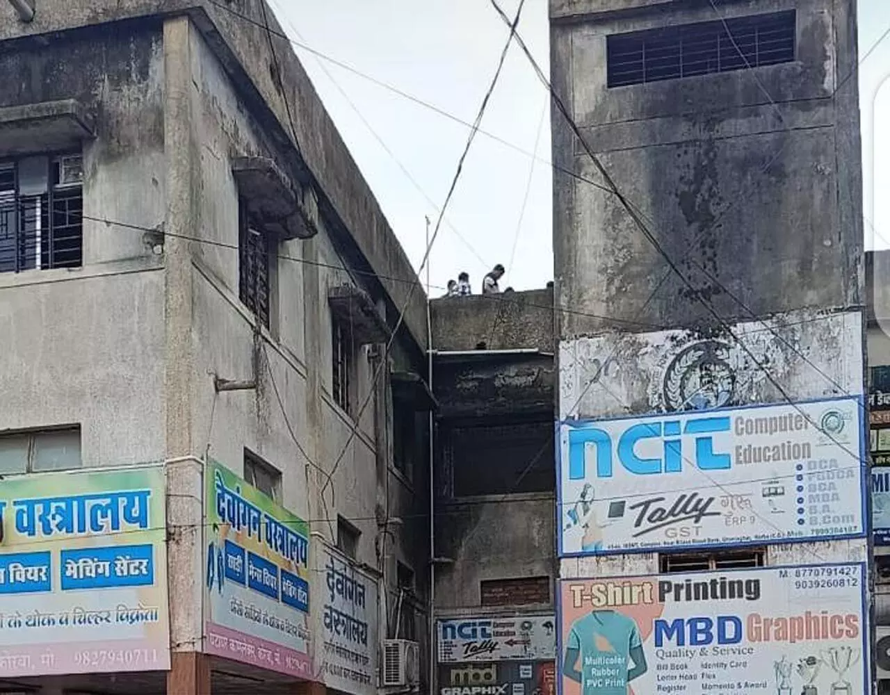 Korba News: पहले गला काटा, फिर आत्महत्या करने तीन मंजिला कांप्लेक्स से युवक ने लगा दी छलांग…