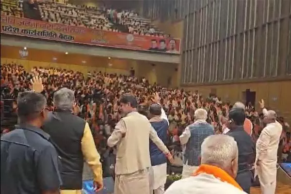 CG BJP State Working Committee: बीजेपी प्रदेश कार्यसमिति की बैठक शुरू: पहली बार पार्टी कार्यालय से बाहर करनी पड़ रही है बैठक, जानिये..क्‍या है वजह