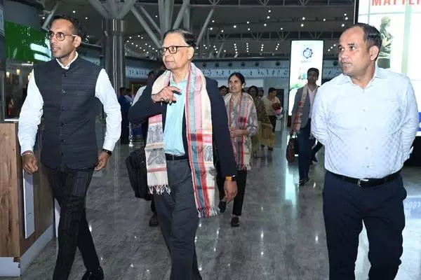 Chhattisgarh News: वेलकम इन रायपुर…एयरपोर्ट पर केंद्रीय वित्त आयोग का वित्त सचिव समेत आईएएस अफसरों ने किया गर्मजोश स्वागत