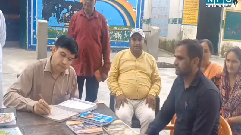 UP Teacher News: कलेक्टर ने स्कूल में शिक्षक को कैंडी क्रश खेलते पकड़ा, फोन की हिस्ट्री देख रह हैरान…ढाई घंटे मोबाइल पर लगे रहे गुरूजी, तत्काल सस्पेंड