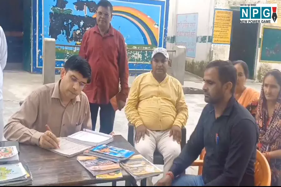 UP Teacher News: कलेक्टर ने स्कूल में शिक्षक को कैंडी क्रश खेलते पकड़ा, फोन की हिस्ट्री देख रह हैरान…ढाई घंटे मोबाइल पर लगे रहे गुरूजी, तत्काल सस्पेंड