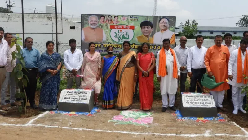 Mahasamund News: वन महोत्सव कार्यक्रम में सांसद एवं विधायक ने ‘एक पेड़ मां के नाम’ अभियान के तहत किया पौधरोपण