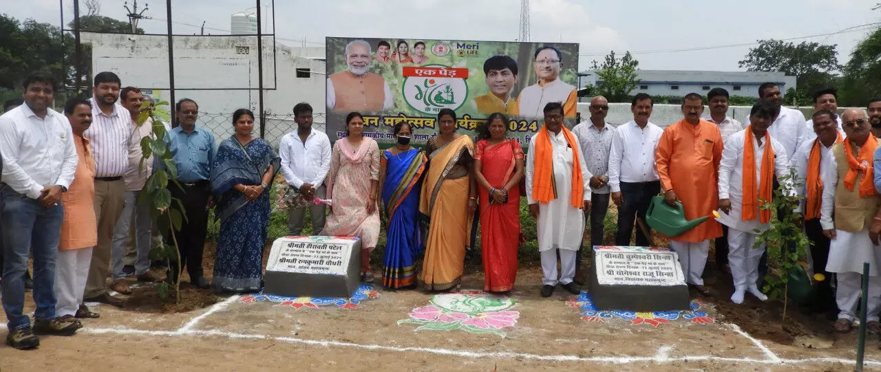 Mahasamund News: वन महोत्सव कार्यक्रम में सांसद एवं विधायक ने ‘एक पेड़ मां के नाम’ अभियान के तहत किया पौधरोपण
