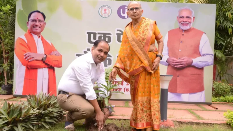 Raipur News: कलेक्टर डॉ. गौरव सिंह ने एक पेड़ मां के नाम अभियान के तहत किया वृक्षारोपण