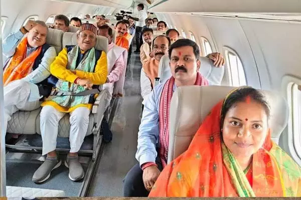 Chhattisgarh News: देखें फोटो और वीडियो: राम दरबार में विष्णु देव सरकार: विशेष विमान से रवाना हुई पूरी कैबिनेट, जानिये..श्रीराम लला के लिए क्या-क्या साथ ले गए हैं मुख्यमंत्री