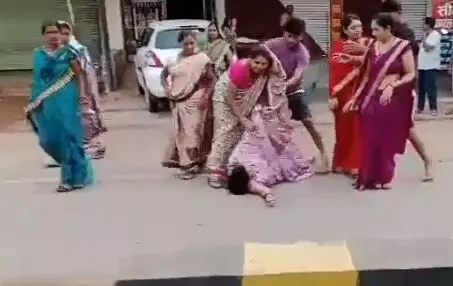 Balod news: महिला पार्षद की पिटाई, नाराज महिलाओं ने घर से निकाल कर सड़क पर पटका, वीडियो वायरल…