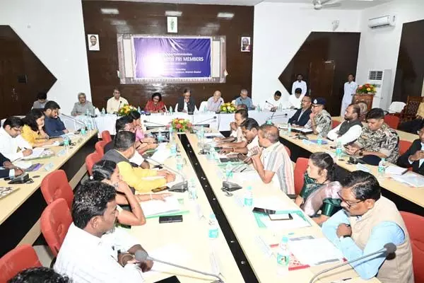 Chhattisgarh News: बस्तर से रुबरु हुआ वित्त आयोग: आईजी और कलेक्टर ने संभाग की परिस्थितियां, चुनौतियां, संभावना और अपेक्षाओं की दी जानकारी