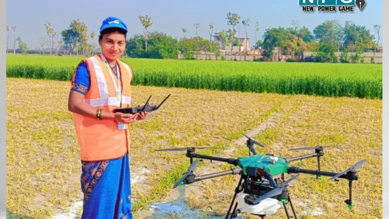 CG में पुष्पा के हौंसलों को मिली उड़ान, कभी स्कूटी नहीं चला पाती थी, अब ड्रोन उड़ाकर खेतों में कर रही स्प्रे…