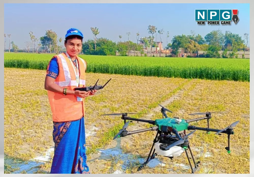 CG में पुष्पा के हौंसलों को मिली उड़ान, कभी स्कूटी नहीं चला पाती थी, अब ड्रोन उड़ाकर खेतों में कर रही स्प्रे…