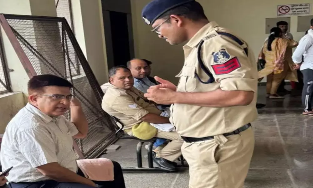 CG Liquor Scam: शराब घोटाला मामले में पूर्व आईएएस अनिल टुटेजा को मेरठ कोर्ट में किया गया पेश
