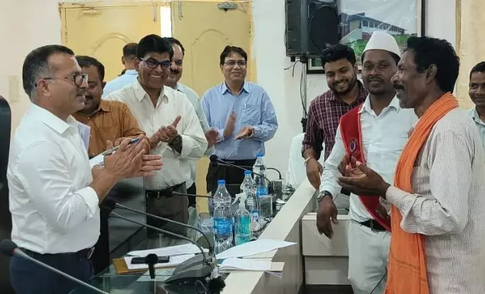 Ambikapur: पंडित दास आए तो थे कलेक्टर के पास असाक्षर, पर जनदर्शन से लौटे अपना नाम लिखना सीखकर…