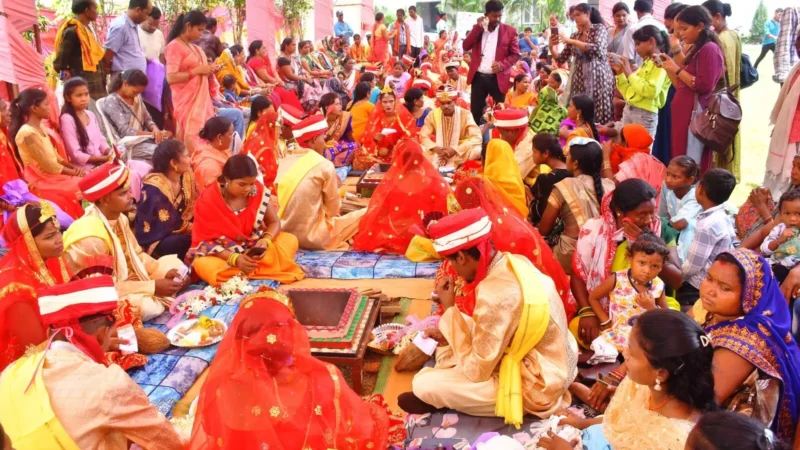 Raigarh News: मुख्यमंत्री कन्या विवाह योजना से बेटियों के विवाह की चिंता हुई दूर, रायगढ़ में 45 जोड़े बंधे परिणय सूत्र में