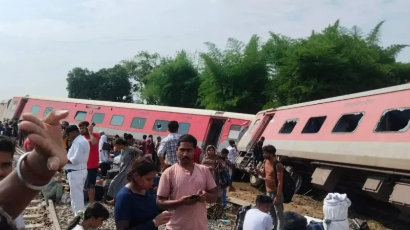 Dibrugarh Express Derail News: UP के Gonda में बड़ा ट्रेन हादसा, डिब्रूगढ़ एक्सप्रेस पटरी से उतरी, 2 यात्रियों की मौत