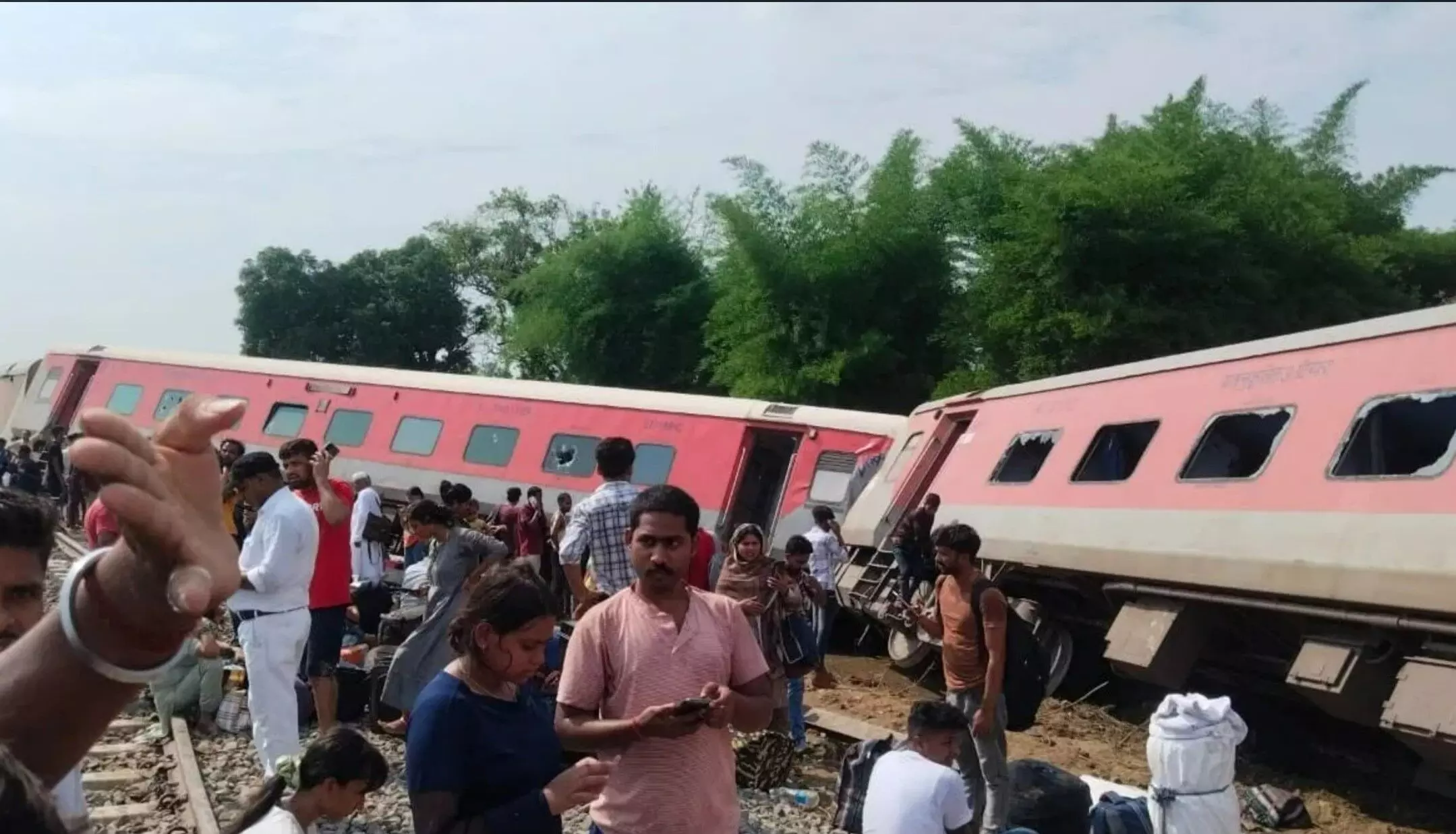 Dibrugarh Express Derail News: UP के Gonda में बड़ा ट्रेन हादसा, डिब्रूगढ़ एक्सप्रेस पटरी से उतरी, 2 यात्रियों की मौत