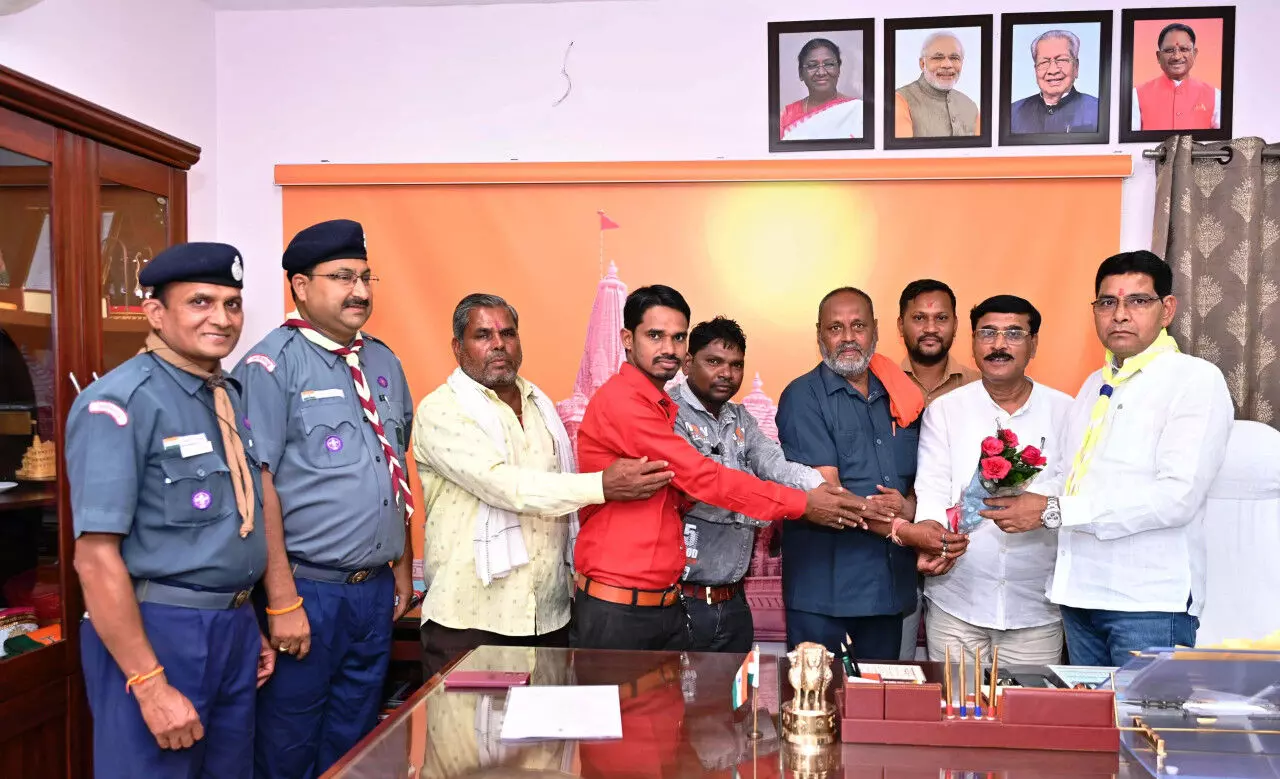 Raipur News: राजस्व मंत्री वर्मा को भारत स्कॉउट एवं गाइड के मुख्य आयुक्त ने सौंपा ज्ञापन