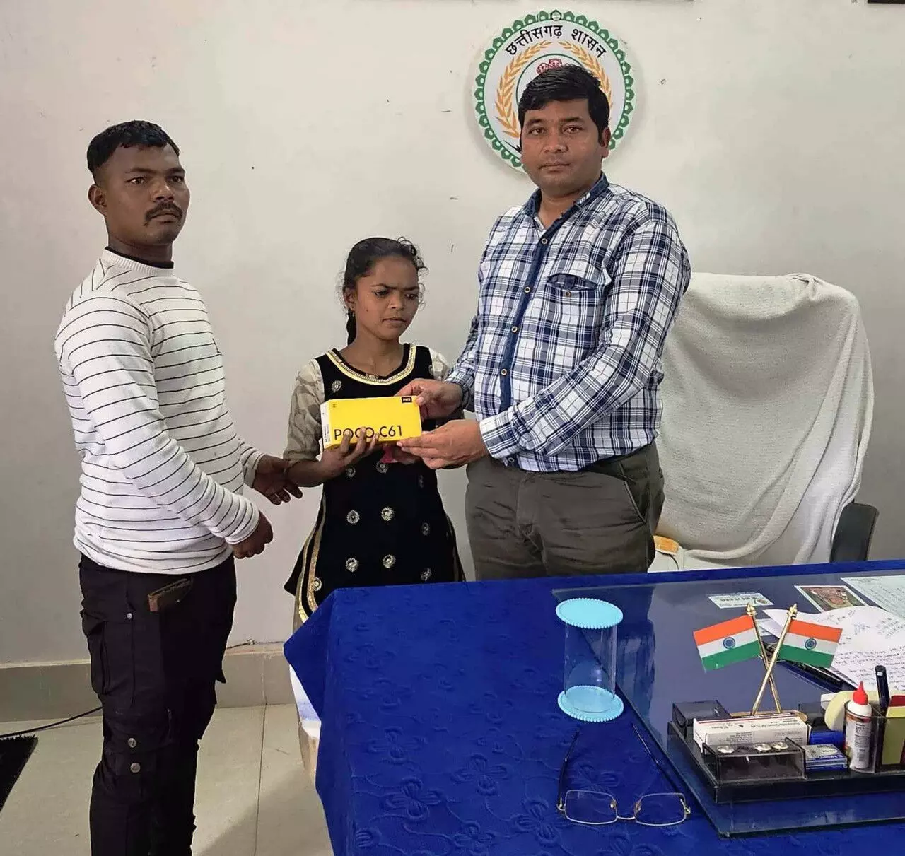 Dantewada News: जिला प्रशासन द्वारा दृष्टिबाधित ’पार्वती’ को दिया गया मोबाईल