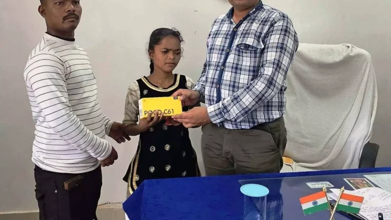 Raipur News: मुख्यमंत्री के निर्देश पर दृष्टिबाधित पार्वती को मिला नया एन्ड्रायड फोन