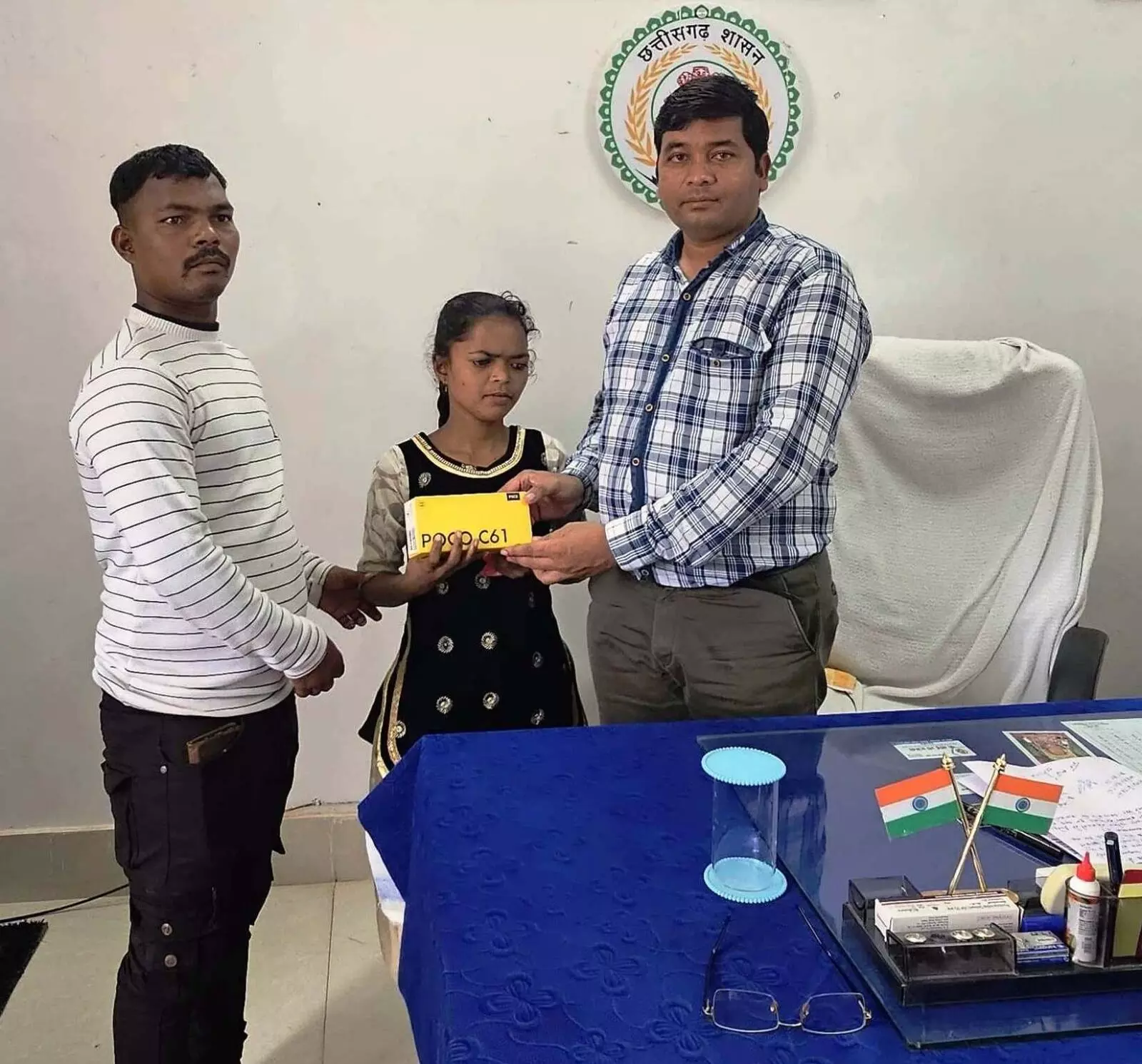 Raipur News: मुख्यमंत्री के निर्देश पर दृष्टिबाधित पार्वती को मिला नया एन्ड्रायड फोन