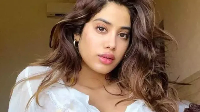 Janhvi Kapoor Video: OMG! जाह्नवी कपूर ने लाइव शो में ये क्या कर दिया, रैंप वॉक का VIDEO देख आप भी रह जाएंगे हक्के-बक्के…