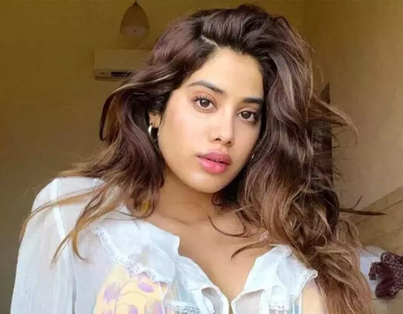 Janhvi Kapoor Video: OMG! जाह्नवी कपूर ने लाइव शो में ये क्या कर दिया, रैंप वॉक का VIDEO देख आप भी रह जाएंगे हक्के-बक्के…