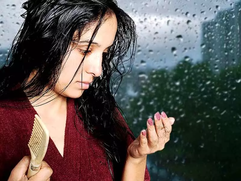 Hair Care in Mansoon : बालों के साथ आप भी तो नहीं करते ये गलतियाँ ?