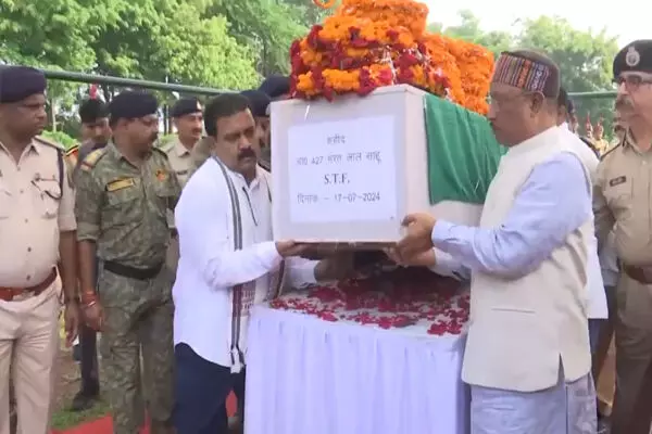 CG News: बीजापुर नक्सल हमले में शहीद जवान को CM साय ने दिया कांधा, डिप्टी सीएम समेत मंत्रियों ने दी श्रद्धांजलि, आंखें हुई नम