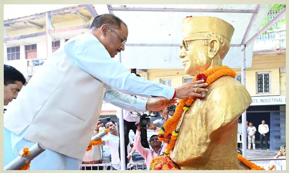 CM विष्णुदेव राजधानी स्थित डॉ. खूबचंद बघेल व्यवसायिक परिसर, फूल चौक पहुँचे…