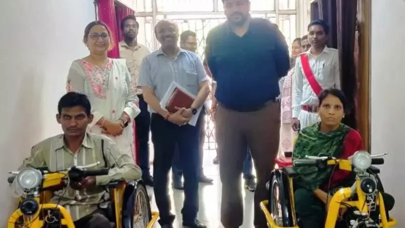 Raipur News: मुख्यमंत्री विष्णुदेव साय के निर्देश पर दो दिव्यांग को मिला बैटरी चलित ट्राई सायकल