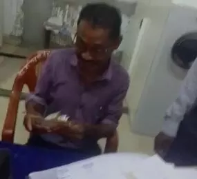 Kondgaon clerk suspended: रिकॉर्ड रूम से दस्तावेज निकालने के नाम पर रिश्वत लेने वाले लिपिक को कलेक्टर ने किया निलंबित