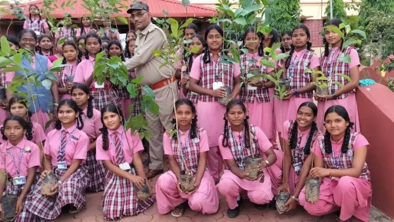 Mahavriksharopan Abhiyan:  वैद्यराजों को औषधि पौधे किया गया वितरित