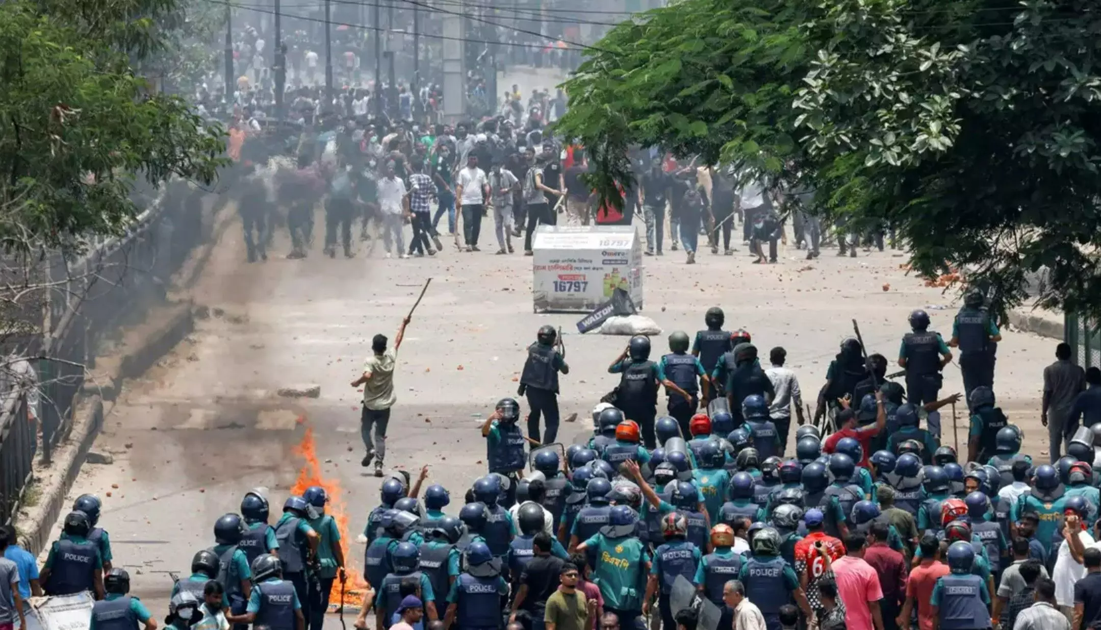Bangladesh Violent Protest Update: बांग्लादेश में भर्ती नियमों के खिलाफ छात्रों का हिंसक प्रदर्शन, 39 लोगों की मौत