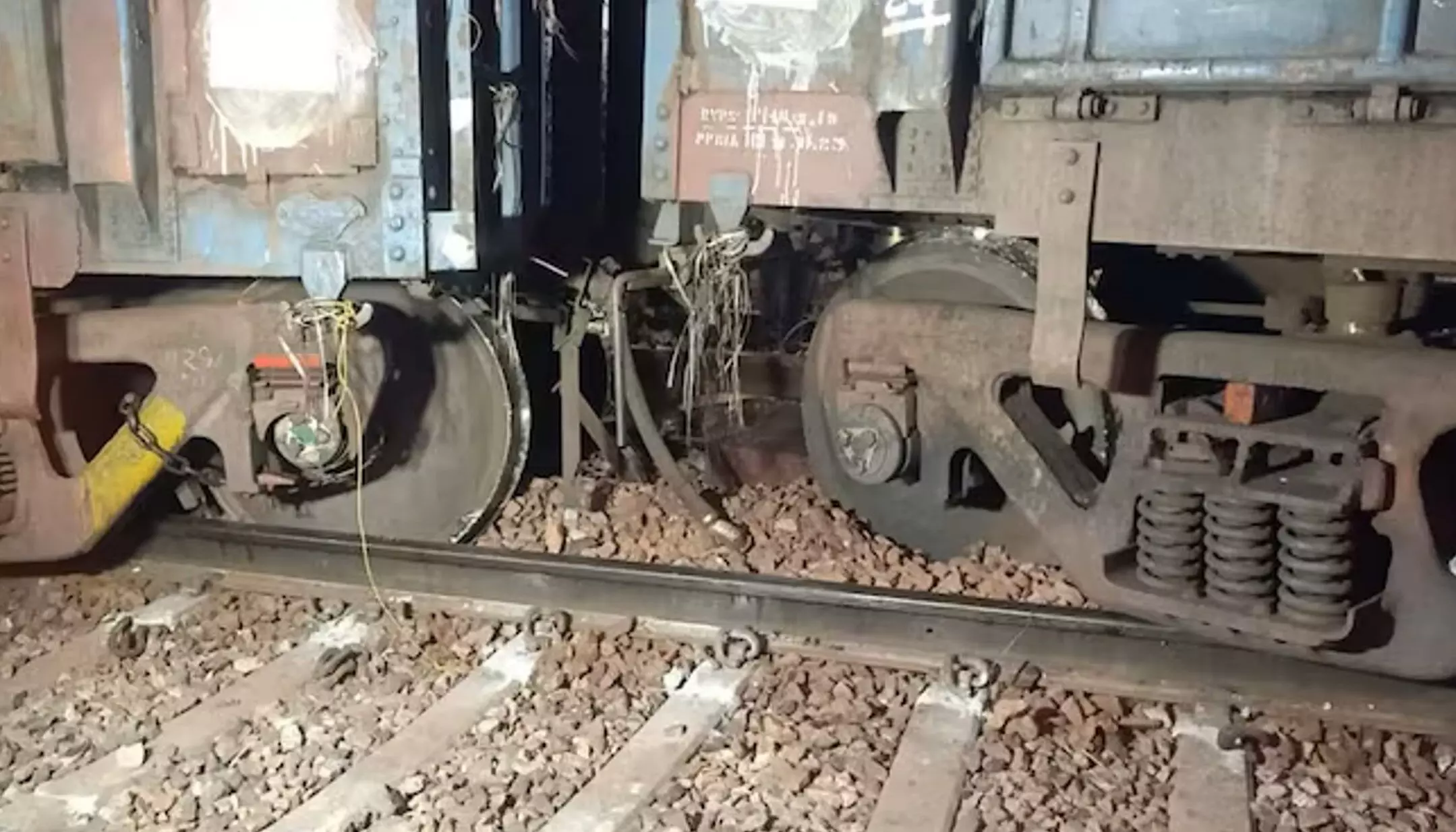 Gujarat Train Accident: गुजरात में वलसाड और सूरत स्टेशन के बीच पटरी से उतरी मालगाड़ी, कोई हताहत नहीं