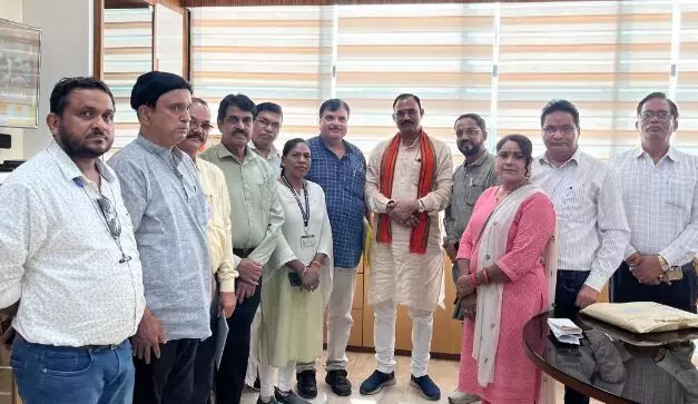 CG: राज्य के कर्मचारियों एवं पेंशनरों के लिए कैशलेस चिकित्सा योजना का संयुक्त मोर्चा ने दिया प्रस्ताव, स्वास्थ्य मंत्री भी सहमत