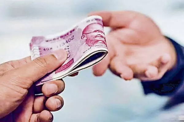 Sagar News: रिश्वत लेते पकड़ाए सहायक आयुक्त, कार्रवाई की धमकी देकर हर महीने मांगते थे 5000 रूपए, कोर्ट ने सुनाई जेल की सजा