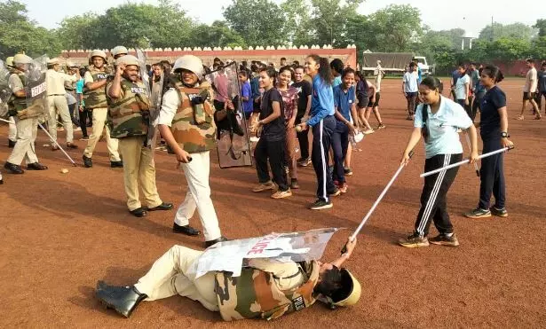 Raipur News: आपात स्थिति से निपटने रायपुर पुलिस द्वारा किया गया बलवा ड्रिल का अभ्यास