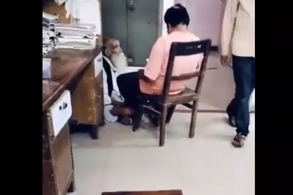 MP News: दफ्तर में मालिश! ड्यूटी के दौरान बैंक मैनेजर करवा रहा था मसाज, वीडियो वायरल