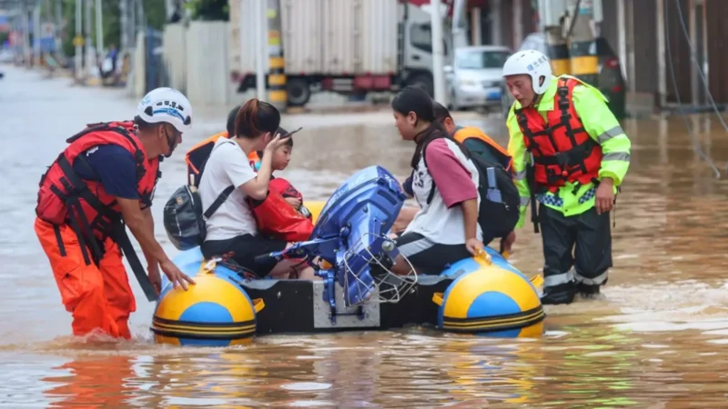 China Bridge Collapses: चीन में बाढ़ से हाहाकार: पुल ढहने से 11 की मौत, 30 से अधिक लापता