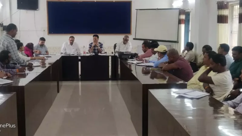 Surajpur News: जनपद पंचायत सुरजपुर में की गई प्रधान मंत्री आवास के संबंध में बैठक