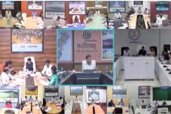 Chhattisgarh News: मुख्य सचिव की क्लास: 6 विभाग को मिली सड़कों से मवेशी खदेड़ने की जिम्मेदारी, गैस पाईप लाईन परियोजना को लेकर सीएस ने दिया यह निर्देश