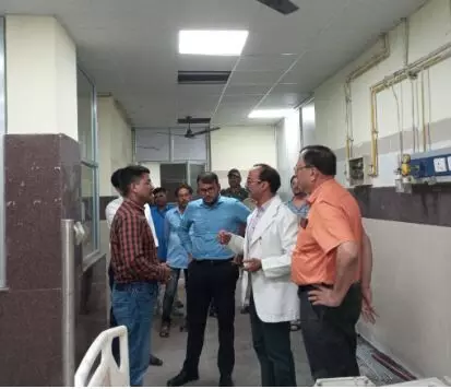 Bilaspur: कलेक्टर पहुंचे डायरिया पीड़ित मरीजों को देखने, बोले-झाड़ फूंक व झोलाछाप डॉक्टरों के चक्कर से बचे