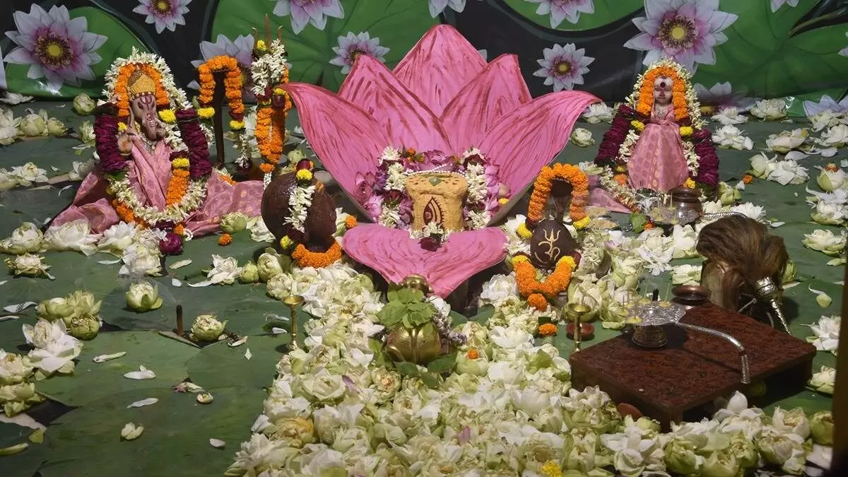 Budheshwar Mahadev Raipur : रायपुर के इस 500 वर्ष प्राचीन शिवलिंग पर हमेशा लिपटे रहते थे सांप… यहाँ भी होती है "भस्म आरती"