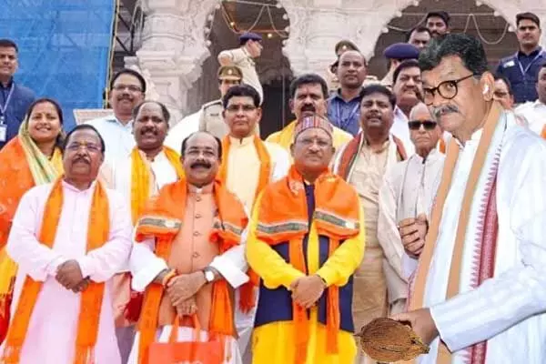 Chhattisgarh News: विष्णुदेव कैबिनेट की अयोध्या यात्रा: डॉ. महंत बोले- सीएम के लिए नारियल और धोती लेकर आया हूं, लेकिन ये बता दें कि इस सीजन में बेर कहां से आए